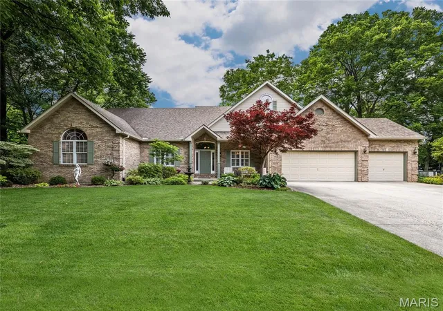 Homes for sale in Collinsville, IL | 111 Timberwood Ln, Collinsville, IL 62234 | MLS# MIS26035932