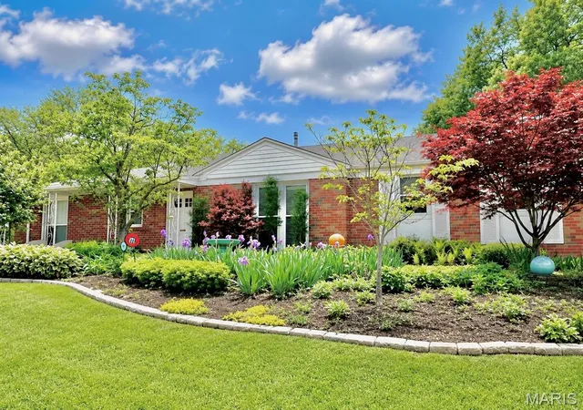 Photo 1 of Sale Pending at 8412 Old Bonhomme Rd, Saint Louis, MO 63132 | MLS# MIS26035938 | Listing updated on 2026-08-11