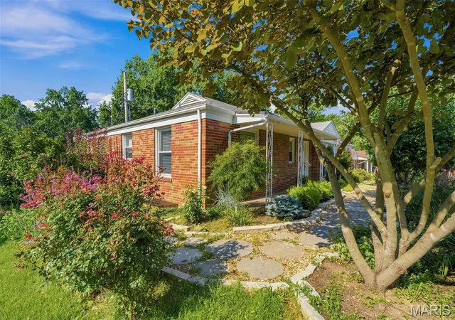 Photo 3 of Sale Pending at 8412 Old Bonhomme Rd, Saint Louis, MO 63132 | MLS# MIS26035938 | Listing updated on 2026-08-11