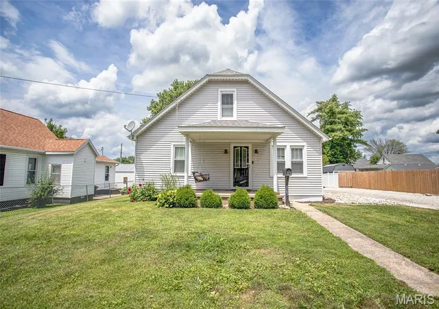 Homes for sale in Jerseyville, IL | 605 Slaten Ave, Jerseyville, IL 62052 | MLS# MIS26035956