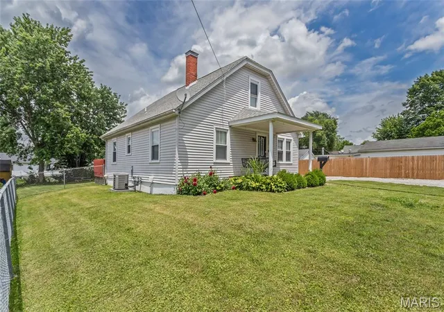 Homes for sale in Jerseyville, IL | 605 Slaten Ave, Jerseyville, IL 62052 | MLS# MIS26035956