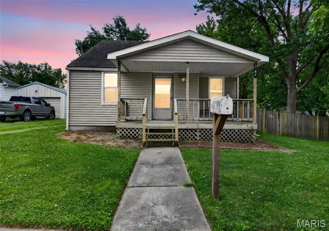 Homes for sale in Bowling Green, MO | 22 Jefferson Dr, Bowling Green, MO 63334 | MLS# MIS26035982