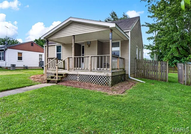 Homes for sale in Bowling Green, MO | 22 Jefferson Dr, Bowling Green, MO 63334 | MLS# MIS26035982