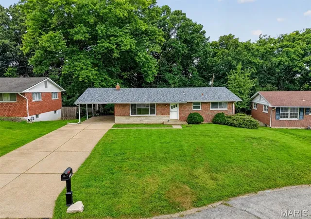 Photo 3 of Sale Pending at 2349 Buller Dr, Saint Louis, MO 63114 | MLS# MIS26036082 | Listing updated on 2026-09-21