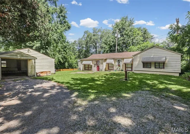 Photo 3 of Sale Pending at 1717 W Belle St, Belleville, IL 62226 | MLS# MIS26036144 | Listing updated on 2026-08-06