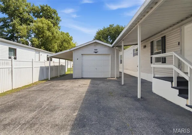 Photo 2 of Single family home for sale at 1805 Creekview Dr, O Fallon, IL 62269 | MLS# MIS26036176 | Listing updated on 2026-08-17