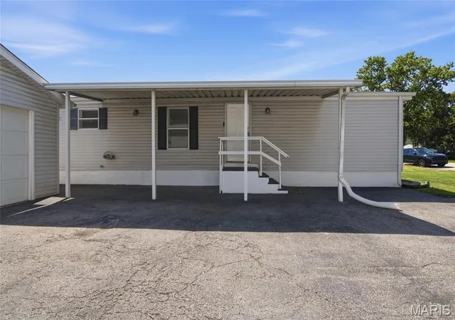Photo 3 of Single family home for sale at 1805 Creekview Dr, O Fallon, IL 62269 | MLS# MIS26036176 | Listing updated on 2026-08-17