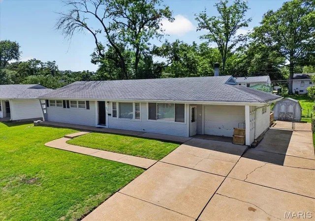 Photo 3 of Sale Pending at 805 Brookridge Dr, Saint Louis, MO 63119 | MLS# MIS26036177 | Listing updated on 2026-08-11