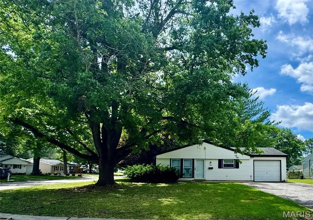 Homes for sale in Belleville, IL | 1401 Peace Dr, Belleville, IL 62220 | MLS# MIS26036198