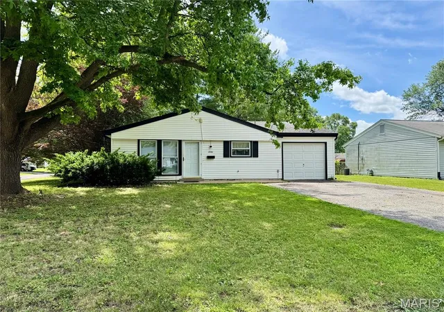 Homes for sale in Belleville, IL | 1401 Peace Dr, Belleville, IL 62220 | MLS# MIS26036198