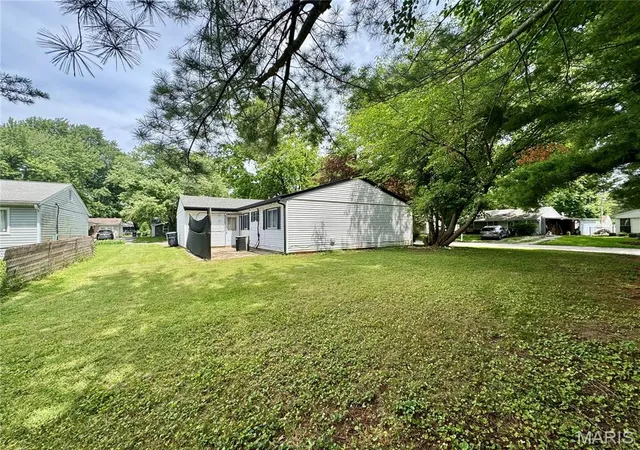 Homes for sale in Belleville, IL | 1401 Peace Dr, Belleville, IL 62220 | MLS# MIS26036198