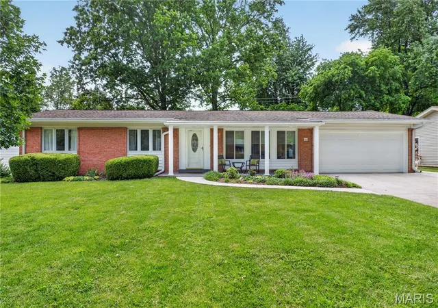 Homes for sale in Creve Coeur, MO | 842 Lesparre Dr, Creve Coeur, MO 63141 | MLS# MIS26036204