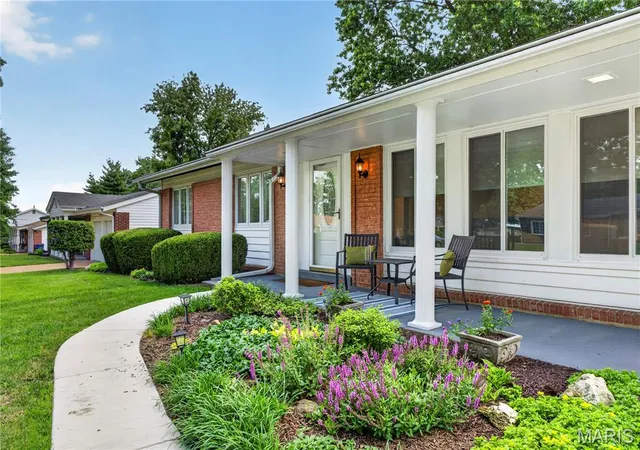 Homes for sale in Creve Coeur, MO | 842 Lesparre Dr, Creve Coeur, MO 63141 | MLS# MIS26036204