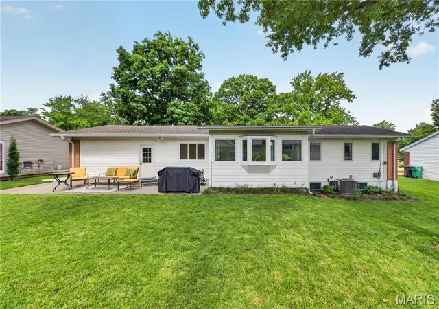 Homes for sale in Creve Coeur, MO | 842 Lesparre Dr, Creve Coeur, MO 63141 | MLS# MIS26036204
