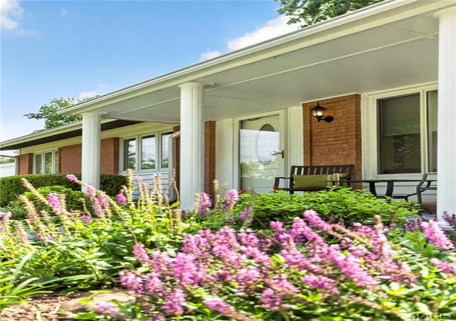 Homes for sale in Creve Coeur, MO | 842 Lesparre Dr, Creve Coeur, MO 63141 | MLS# MIS26036204