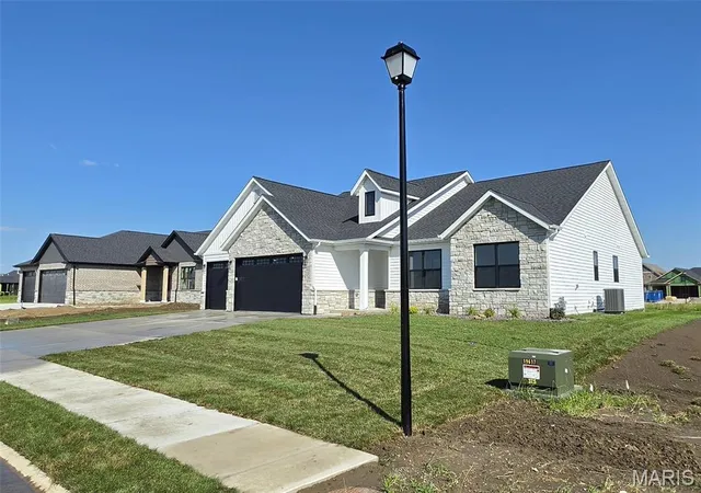 Photo 3 of Sale Pending at 308 Rumsfeld Dr, Troy, IL 62294 | MLS# MIS26036299 | Listing updated on 2026-08-01