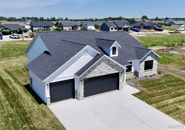 Photo 2 of Sale Pending at 308 Rumsfeld Dr, Troy, IL 62294 | MLS# MIS26036299 | Listing updated on 2026-08-01