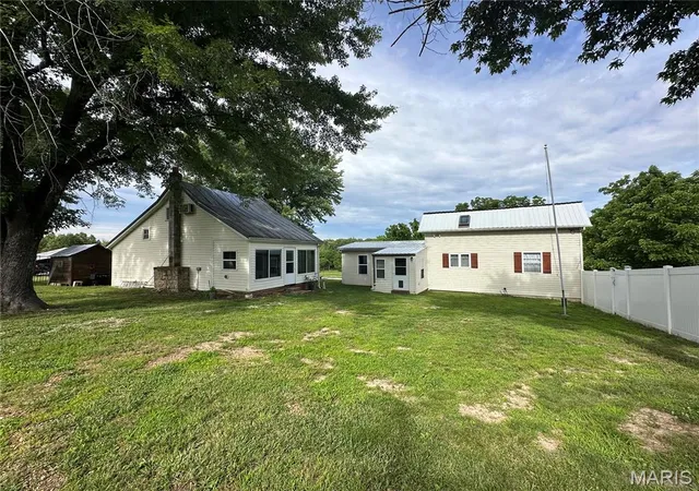 Photo 4 of Sale Pending at 23454 Hwy C, Belle, MO 65013 | MLS# MIS26036319 | Listing updated on 2026-09-19