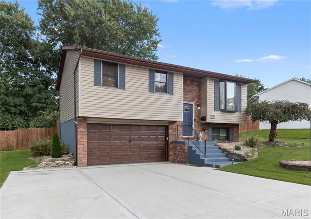Photo 2 of Sale Pending at 4705 Snow White Ter, Alton, IL 62002 | MLS# MIS26036324 | Listing updated on 2026-09-05