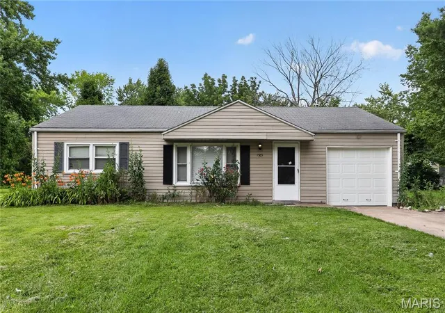 Photo 2 of Single family home for sale at 1565 Lakeside Ln, Saint Louis, MO 63138 | MLS# MIS26036365 | Listing updated on 2026-10-19