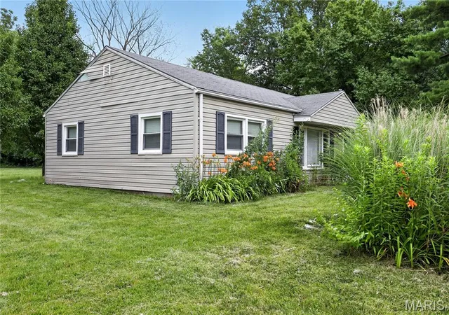 Photo 3 of Single family home for sale at 1565 Lakeside Ln, Saint Louis, MO 63138 | MLS# MIS26036365 | Listing updated on 2026-10-19