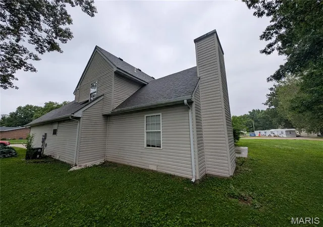 2nd image of 2 Highland Dr, Belleville, IL 62226 | MLS# MIS26036368