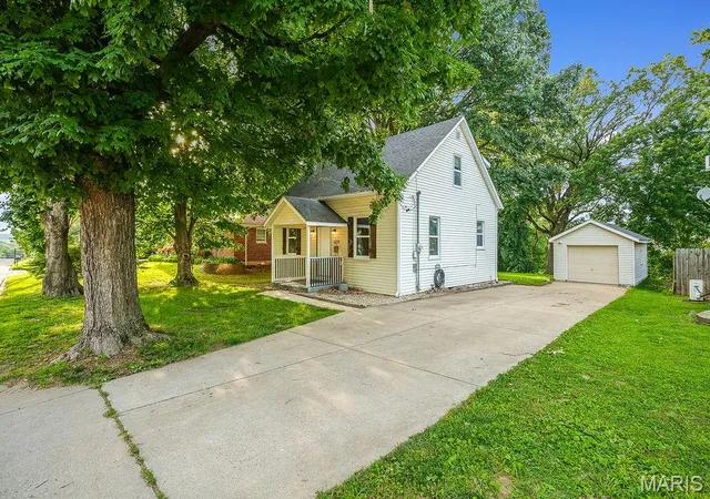 Homes for sale in Columbia, IL | 829 W Bottom Ave, Columbia, IL 62236 | MLS# MIS26036386