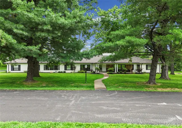 1st image of 18 Country Aire Dr, Town And Country, MO 63131 | MLS# MIS26036480