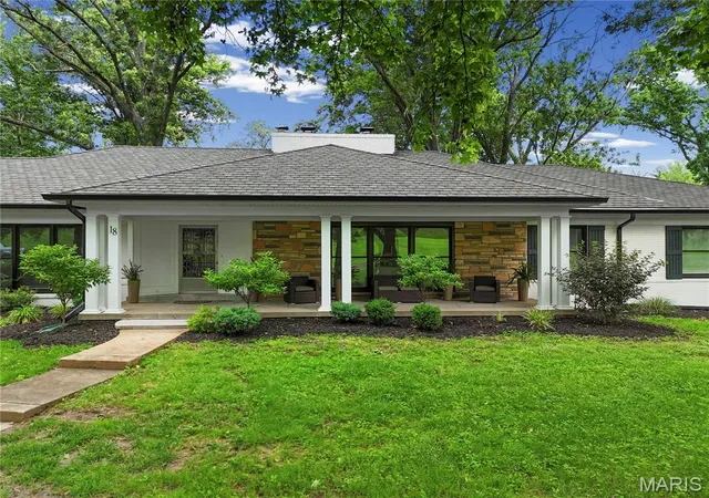 3rd image of 18 Country Aire Dr, Town And Country, MO 63131 | MLS# MIS26036480