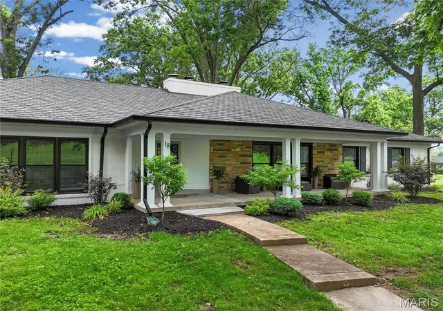 4th image of 18 Country Aire Dr, Town And Country, MO 63131 | MLS# MIS26036480