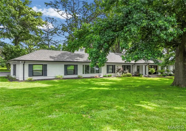5th image of 18 Country Aire Dr, Town And Country, MO 63131 | MLS# MIS26036480