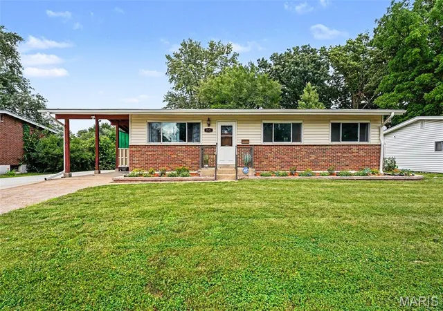 Photo 2 of Sale Pending at 765 Kostka Ln, Florissant, MO 63031 | MLS# MIS26036512 | Listing updated on 2026-10-08