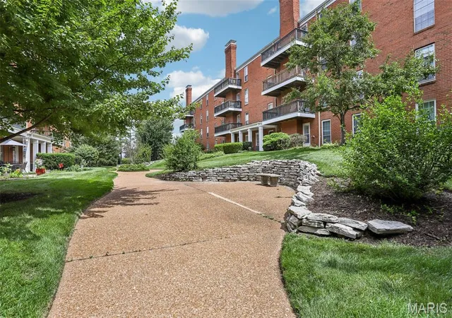 2nd image of 10367 Oxford Hl Dr, Saint Louis, MO 63146