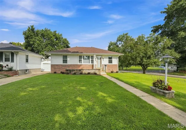 Photo 3 of Single family home for sale at 1 Louise Ct, Florissant, MO 63031 | MLS# MIS26036575 | Listing updated on 2026-09-25