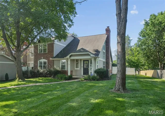 2nd image of 15826 Harris Ridge Ct, Chesterfield, MO 63017