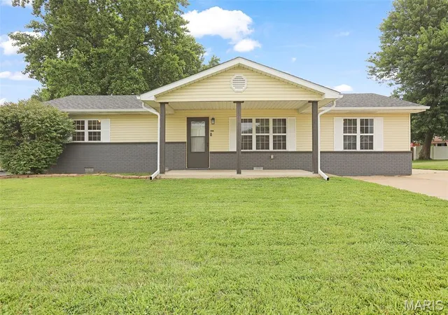 Homes for sale in East Alton, IL | 733 W Airwood Dr, East Alton, IL 62024 | MLS# MIS26036642