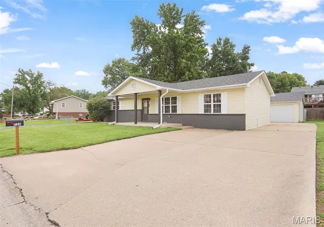Homes for sale in East Alton, IL | 733 W Airwood Dr, East Alton, IL 62024 | MLS# MIS26036642