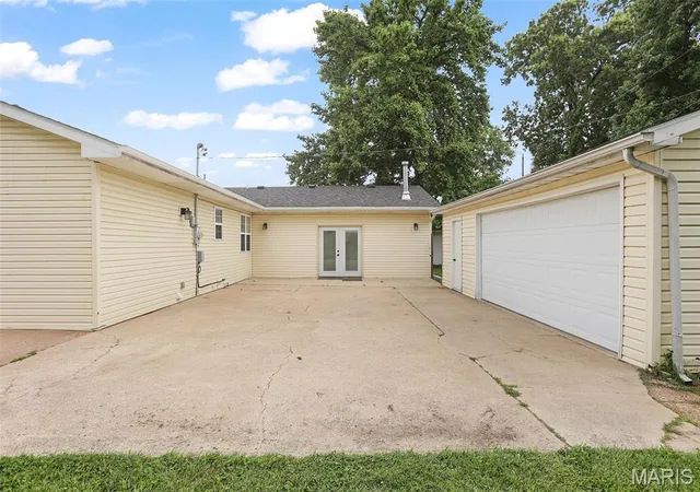 Homes for sale in East Alton, IL | 733 W Airwood Dr, East Alton, IL 62024 | MLS# MIS26036642