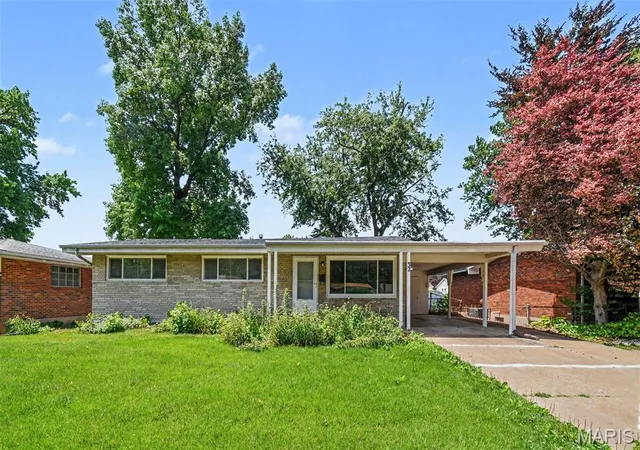 Homes for sale in Hazelwood, MO | 32 Queen Ann Dr, Hazelwood, MO 63042 | MLS# MIS26036664