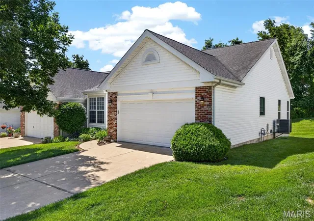 3rd image of 1317 Pine Bluff Dr, Saint Charles, MO 63304 | MLS# MIS26036673