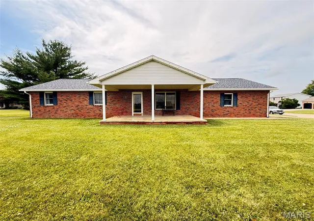 Homes for sale in Bethalto, IL | 100 Quail Run, Bethalto, IL 62010 | MLS# MIS26036703
