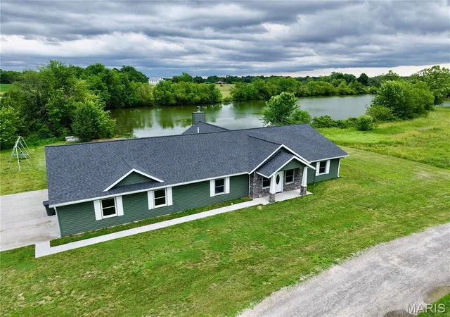 Homes for sale in Hannibal, MO | 11120 W Lakeshore, Hannibal, MO 63401 | MLS# MIS26036705