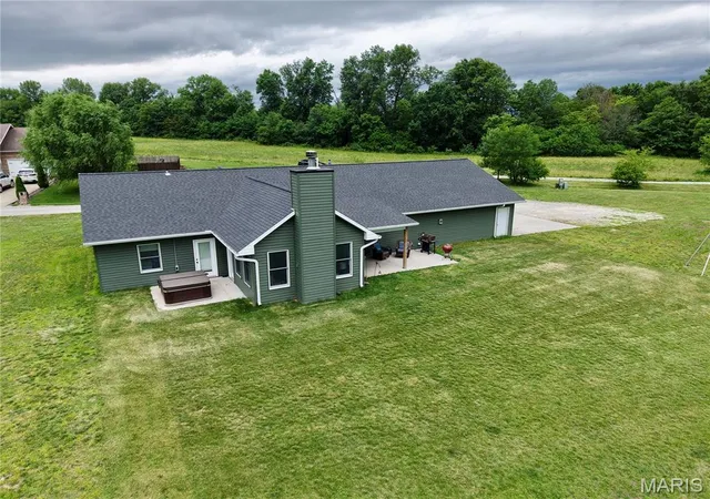Homes for sale in Hannibal, MO | 11120 W Lakeshore, Hannibal, MO 63401 | MLS# MIS26036705