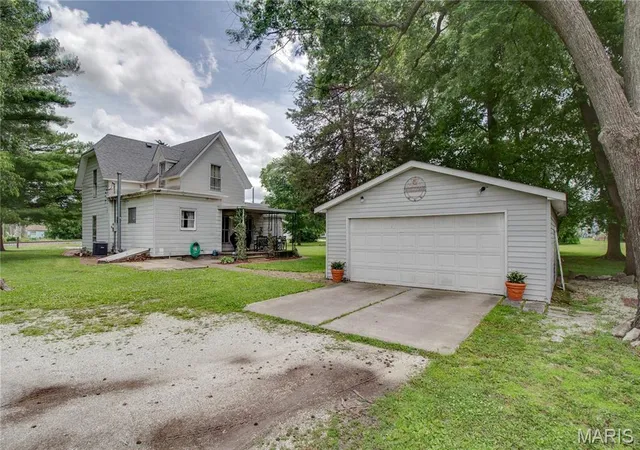 Homes for sale in Jerseyville, IL | 914 N Giddings Ave, Jerseyville, IL 62052 | MLS# MIS26036729