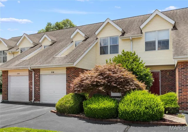 2nd image of 310 Crown Colony Ct #E, Saint Peters, MO 63376 | MLS# MIS26036749