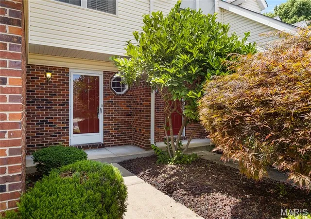 3rd image of 310 Crown Colony Ct #E, Saint Peters, MO 63376 | MLS# MIS26036749