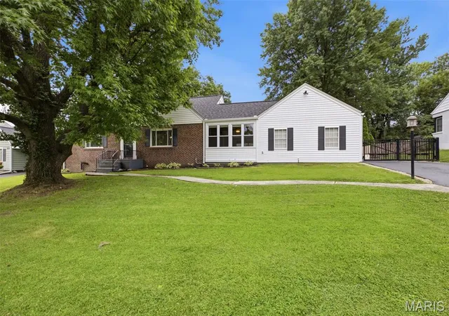 2nd image of 9860 Berwick Dr, Affton, MO 63123 | MLS# MIS26036753