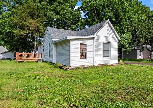 Homes for sale in Litchfield, IL | 1013 N Van Buren St, Litchfield, IL 62056 | MLS# MIS26036762