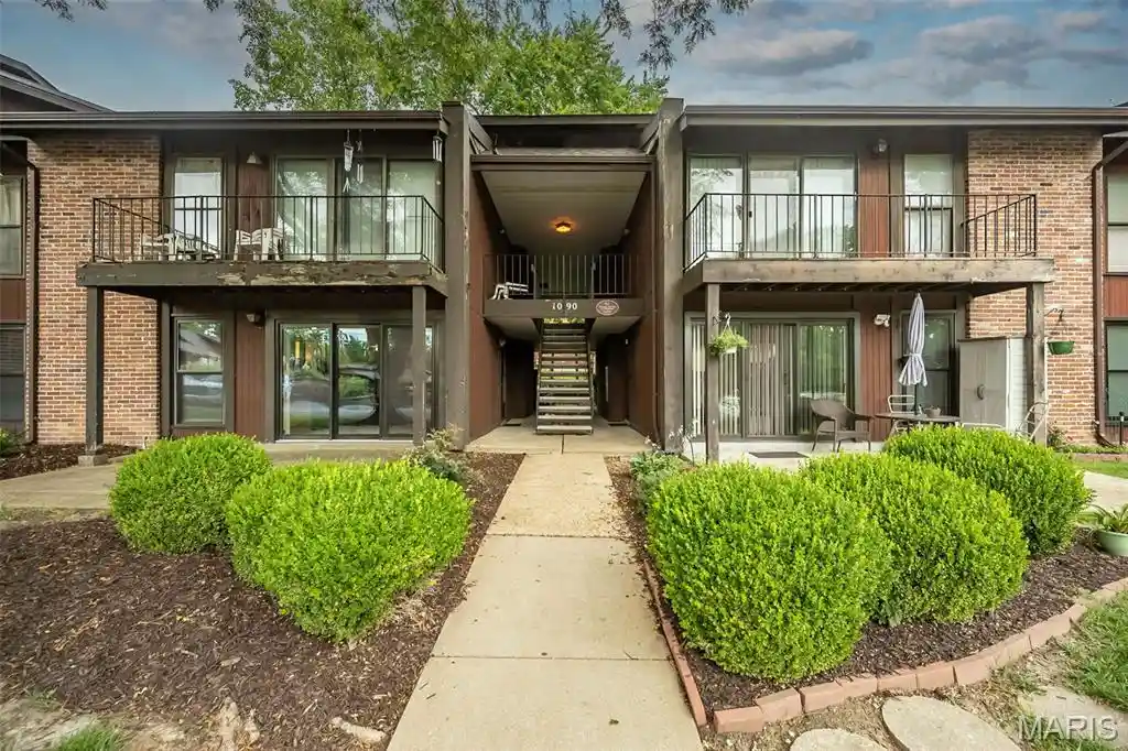 Listing Photo 1 - Condo for sale in 1090 Mersey Bend Dr located at 1090 Mersey Bend Dr, St. Louis, MO 63129 - Unit 1090 Mersey Bnd Dr