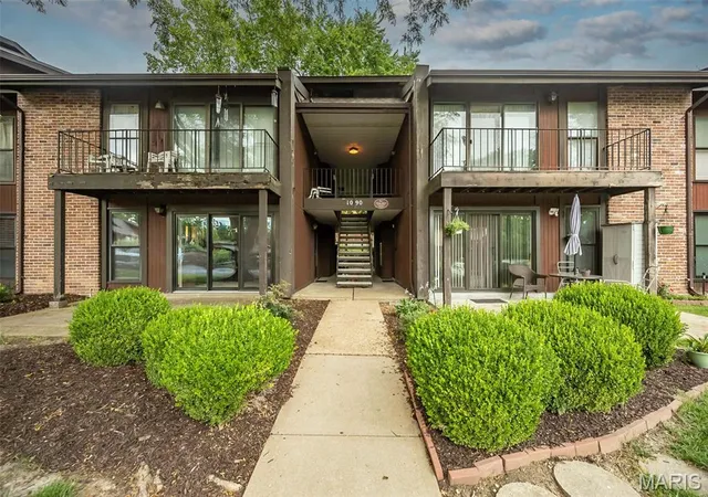 Listing Photo 1 - Condo for sale in building located at 1090 Mersey Bend Dr, St. Louis, MO 63129 - Unit #A